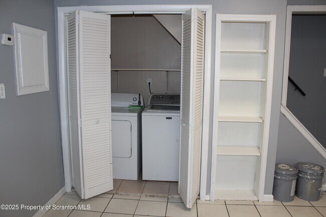 Building Photo - 323 Union St