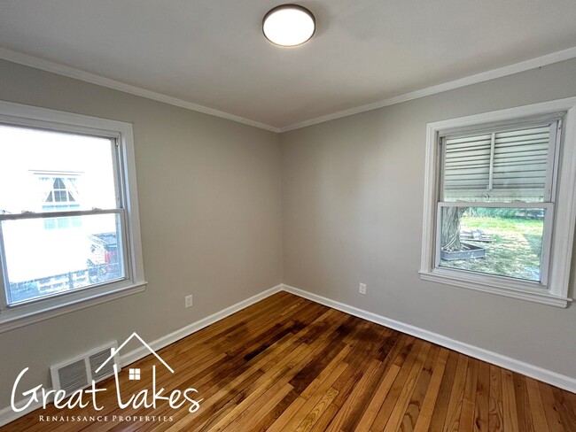 Building Photo - Beautiful 3 Bedroom 1 Bathroom now availab...