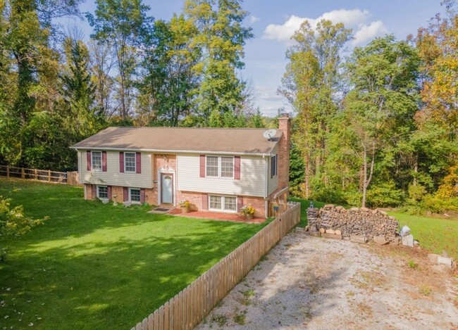 Building Photo - Lovely Country Home Close to Christiansburg