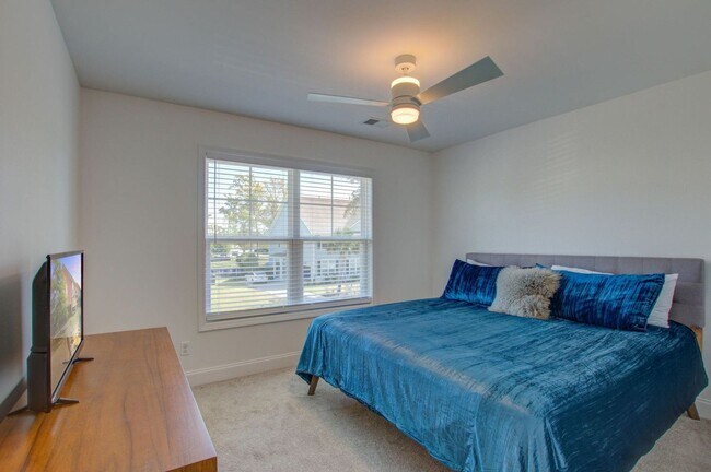 Building Photo - 4 Bedroom 2.5 Bath Townhome in Oyster Point - Mount Pleasant