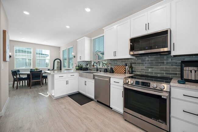 Building Photo - Beautiful 3 Bedroom Home with Updated Finishes & 2-Car Garage!