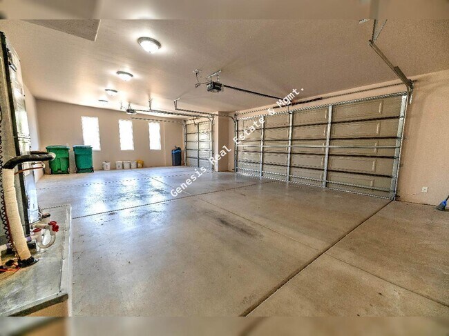 Building Photo - "Spacious Tucson Retreat with Granite Eleg...