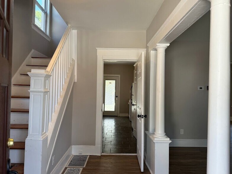 Building Photo - 3156 Rosina Ave