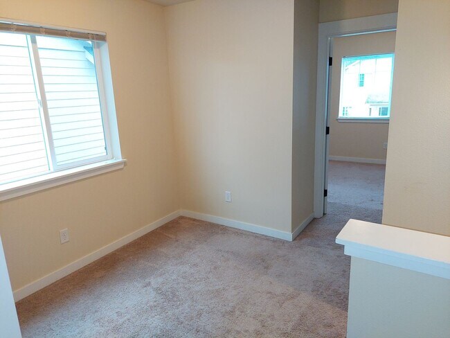 Building Photo - 2200 Greenview Cir