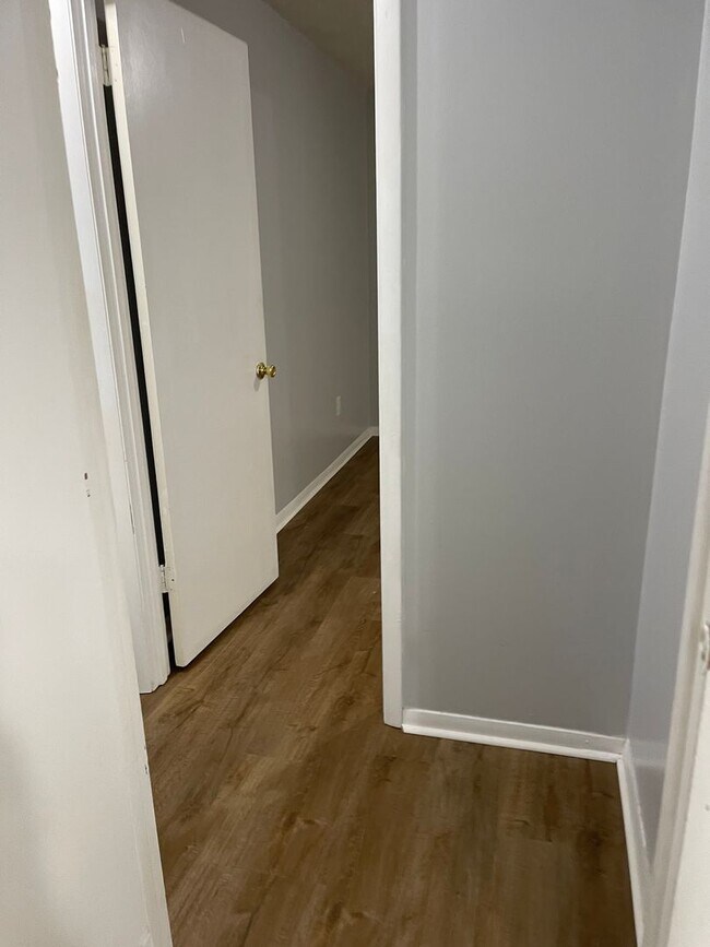 Building Photo - 2 bedroom/1 bath Westside Duplex!