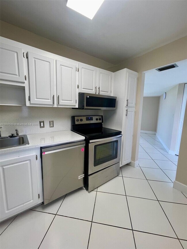 Building Photo - 20400 W Country Club Dr