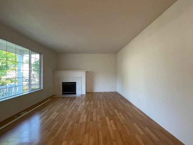 Building Photo - Hillsboro 3Bedroom 2.5 Bath + Den ~ Includes Washer & Dryer and Garage ~ Orenco Gardens Neighborh...
