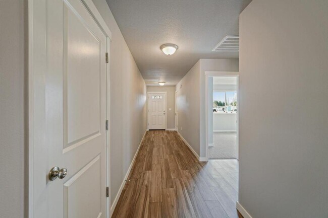 Building Photo - 4293 Ash Grove Dr NE