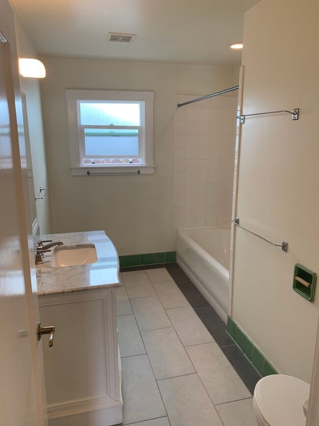 Building Photo - Memorial Hospital 2 bedroom 2 bathroom hom...