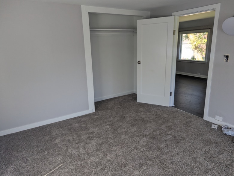 Building Photo - 2010 Dickinson Ave NW