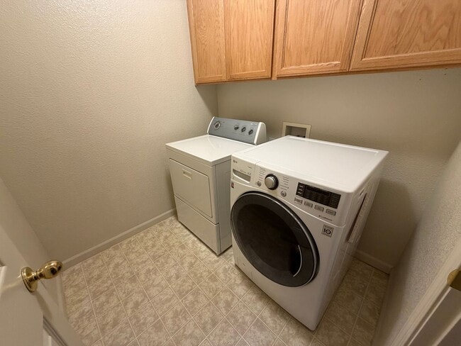 Building Photo - Cozy 3BD/2BA Townhouse-Style Livermore Condo!