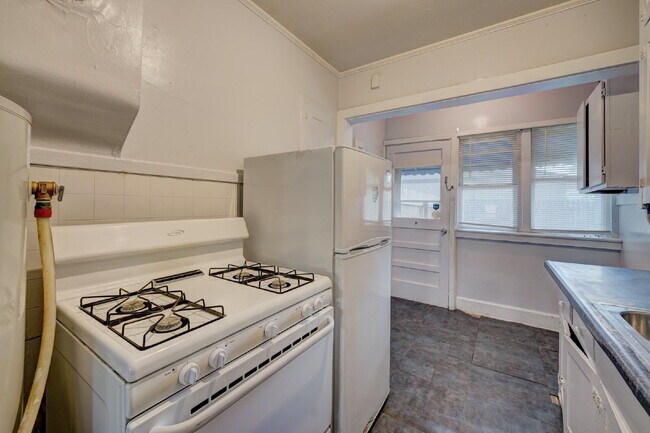 Building Photo - Beautiful half duplex available September in the Pearl District!