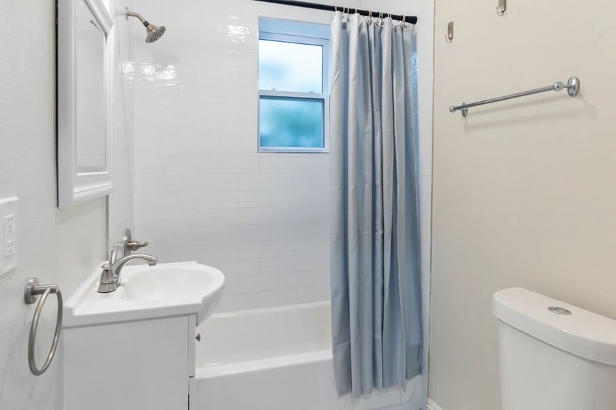 Building Photo - 744 Onarga Ave