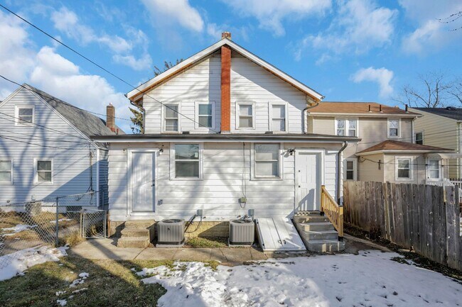 Building Photo - 807-809 E Deshler Ave