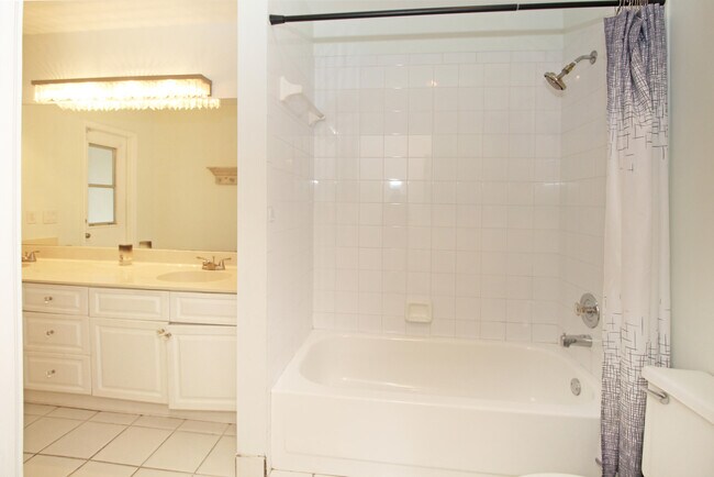 Building Photo - 896 Rose Ct