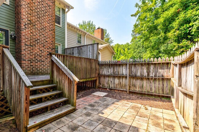 Building Photo - Newly Updated Park Place Townhome in Green...