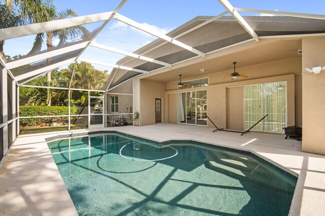 Building Photo - Enjoy the luxury living in Kingshyre, a hi...