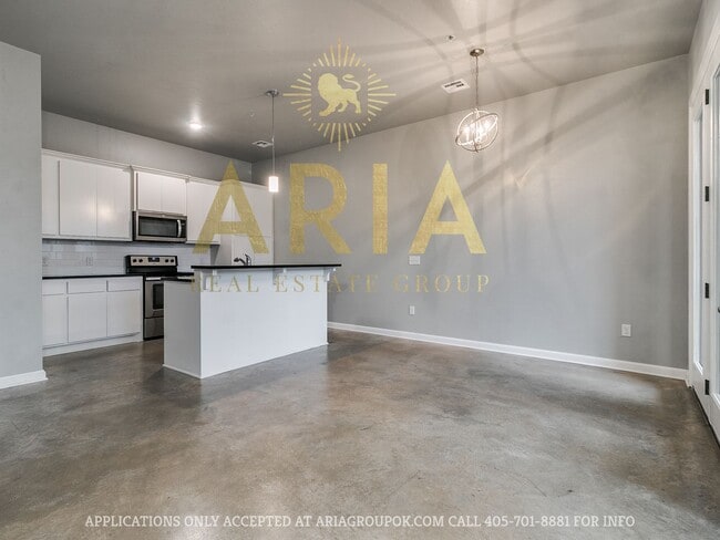 Building Photo - West Norman Urban Contemporary 3 Bed/2.5 Bath West Main Lofts Townhome Available Now!