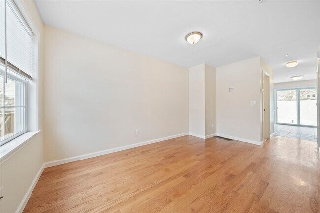 Building Photo - 285 Lake St