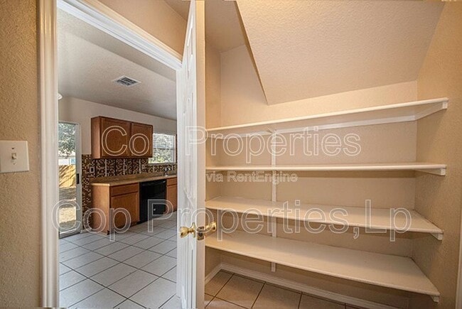 Building Photo - 518 Reba