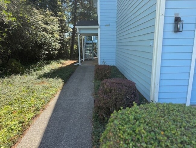 Building Photo - 1445 Seacrest Ln