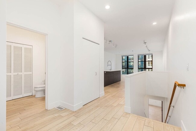 Building Photo - 615 E Pike St