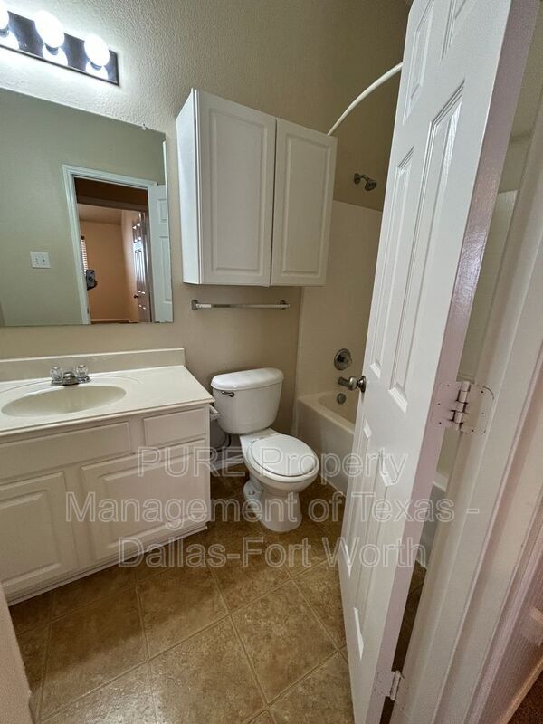 Building Photo - 7628 Hollow Forest Dr