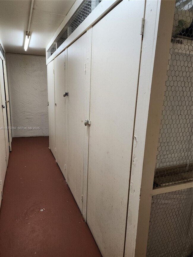 Building Photo - 681 S Hollybrook Dr