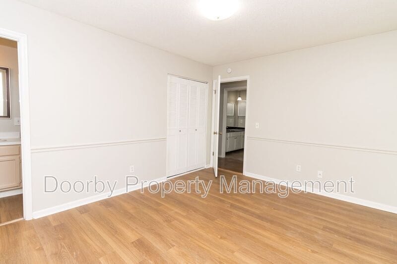 Building Photo - 910 Wesley Dr