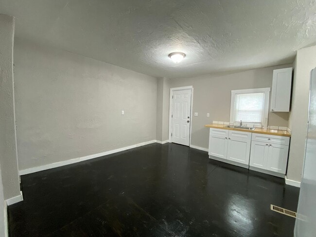 Building Photo - Cozy 3 bedroom in East York