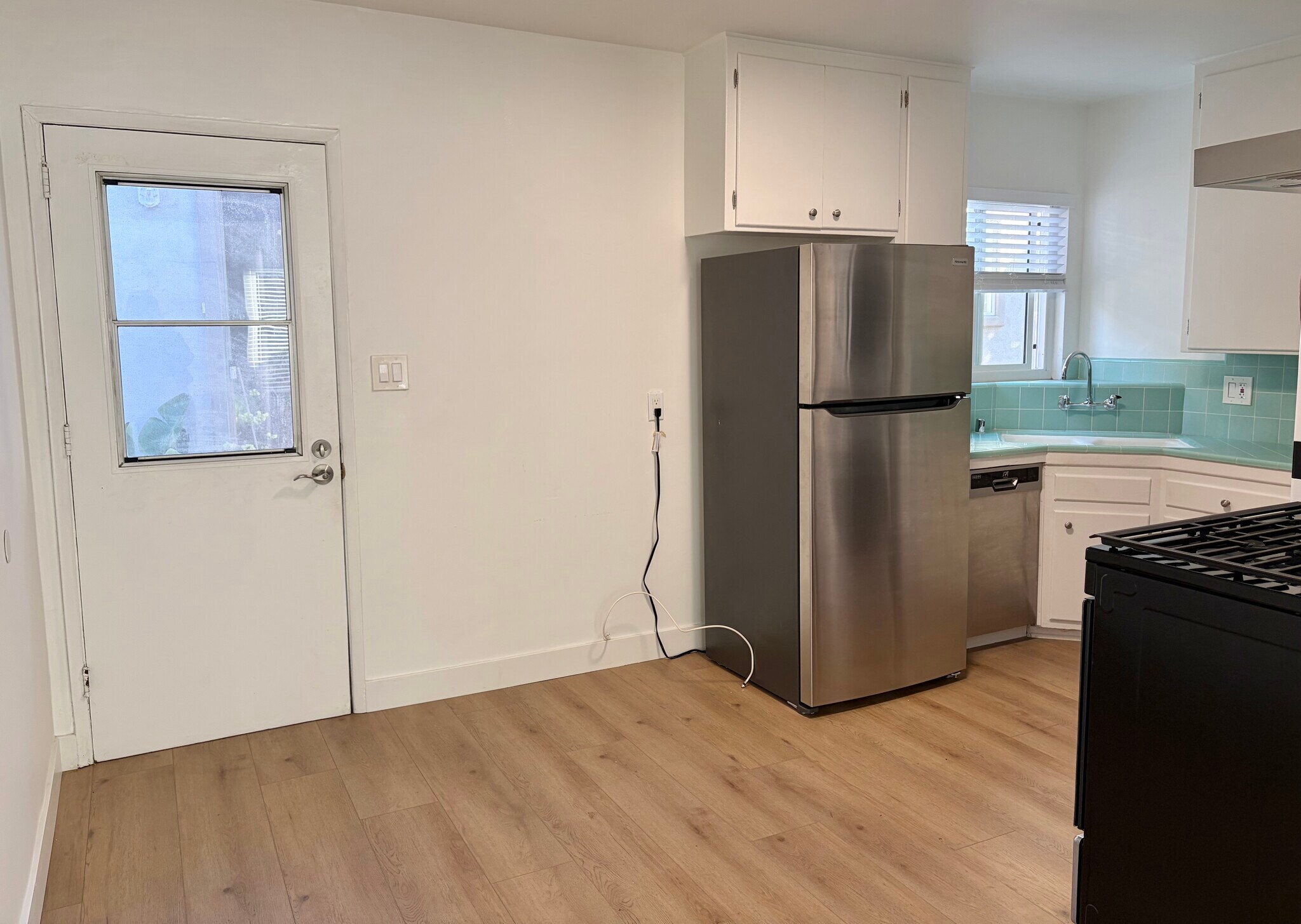 Side entrance/kitchen - 1436 Manhattan Beach Blvd