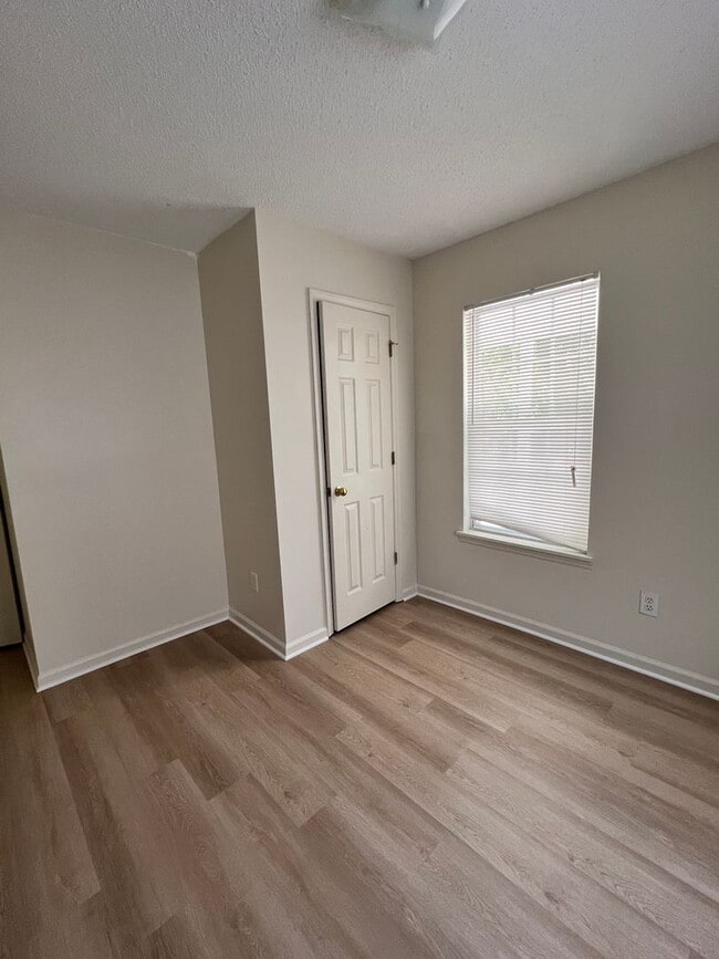 Building Photo - 3 Bedroom 2 Bath House on Peachtree Avenue...