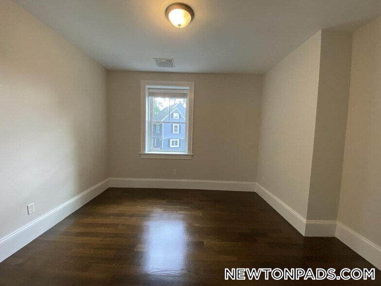 Building Photo - 2044 Beacon St