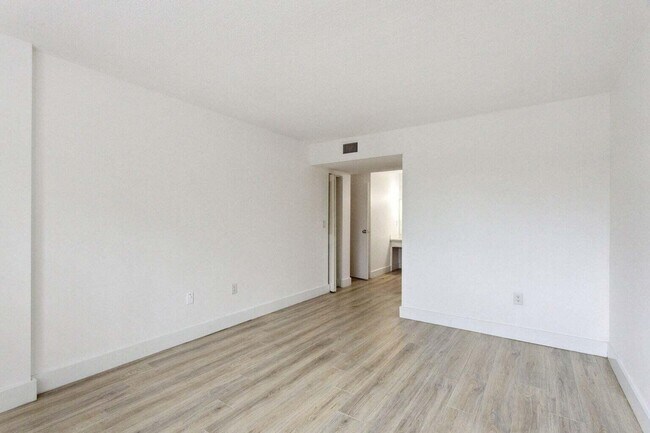 Building Photo - 4354 NW 9th Ave