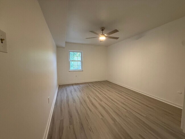 Building Photo - 595 Calais Dr