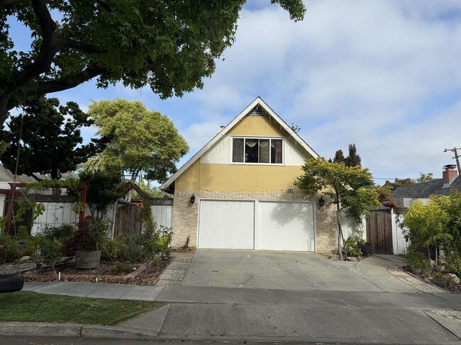 Building Photo - 707 Pierino Ave