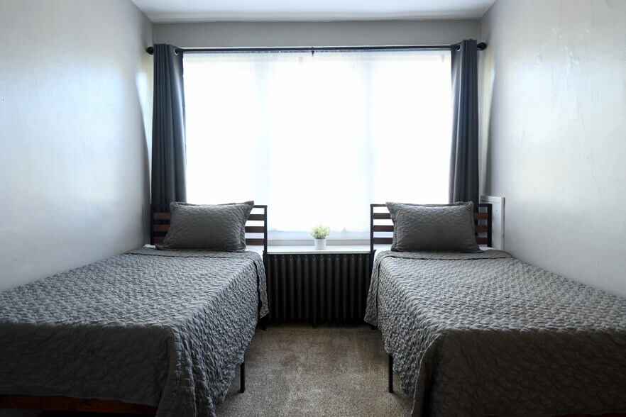 Spacious primary bedroom with two Twin XL beds that can be configured as a King—flexible arrangement - 822 E 4th St