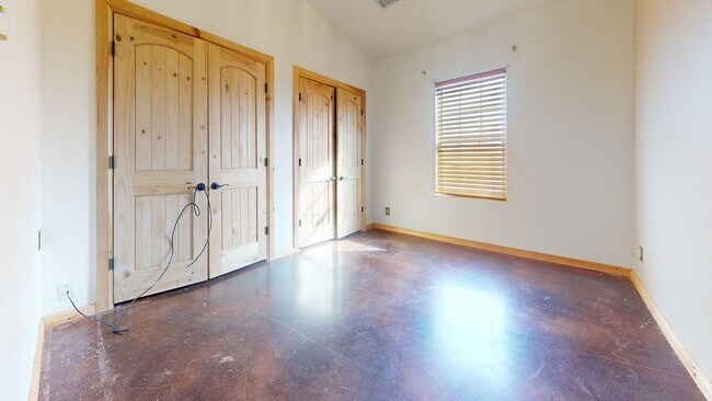 Building Photo - 12748 NE Wolf Rd