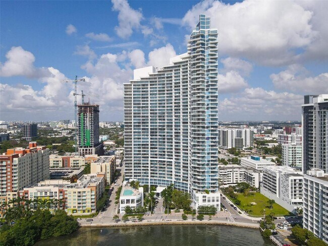 Building Photo - 2020 N Bayshore Dr