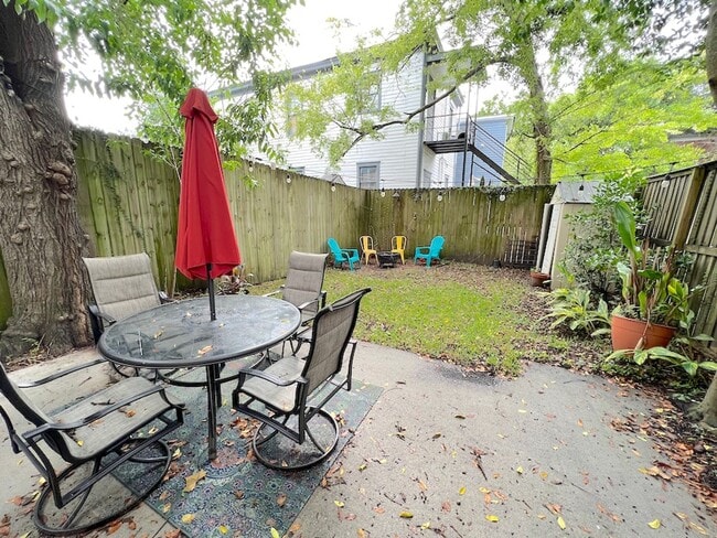 Building Photo - 2 BED | 2.5 BATH | DOWNTOWN LIVING | PRIVATE COURTYARD | WALK TO EVERYTHING