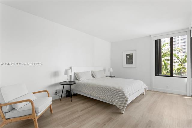Building Photo - 520 Brickell Key Dr