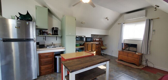 Building Photo - Charming Over-the-Garage Studio Apartment