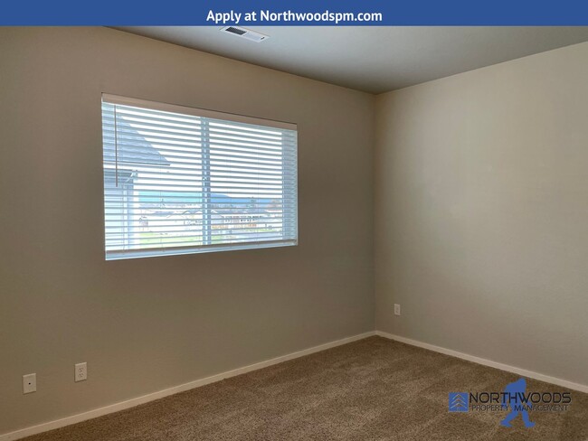 Building Photo - $500.00 Off First Months Rent Holiday Spec...