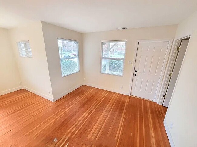 Building Photo - APPLICATION PENDING - Adorable 2bed/1bath ...