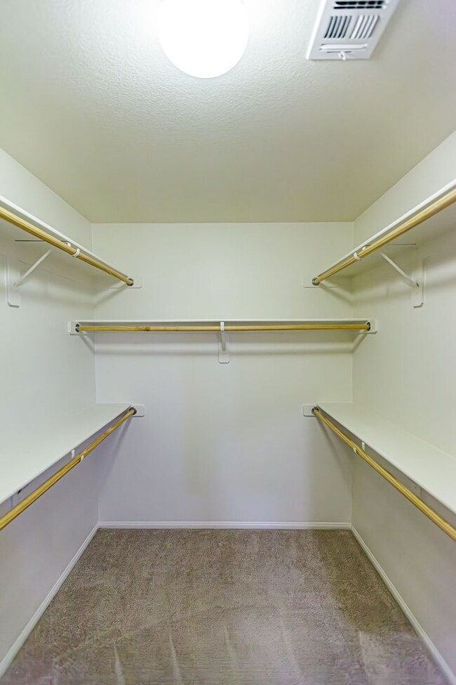 Building Photo - 4 Bedroom home located in Mountain's Edge