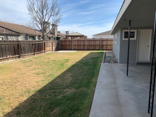Building Photo - 3 Bedroom 2 Bath Home