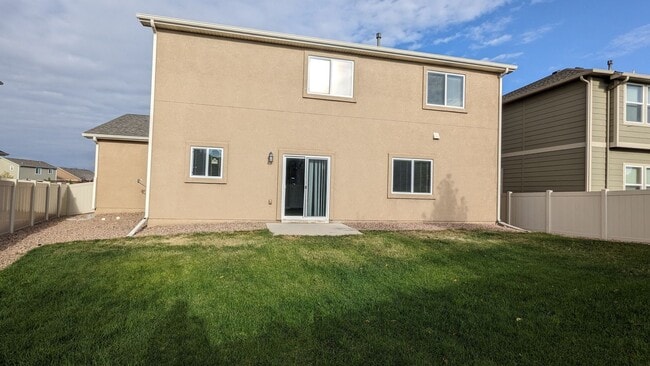 Building Photo - LARGE TWO STORY 3 BED/2.5 BATH W/3 CAR GAR...