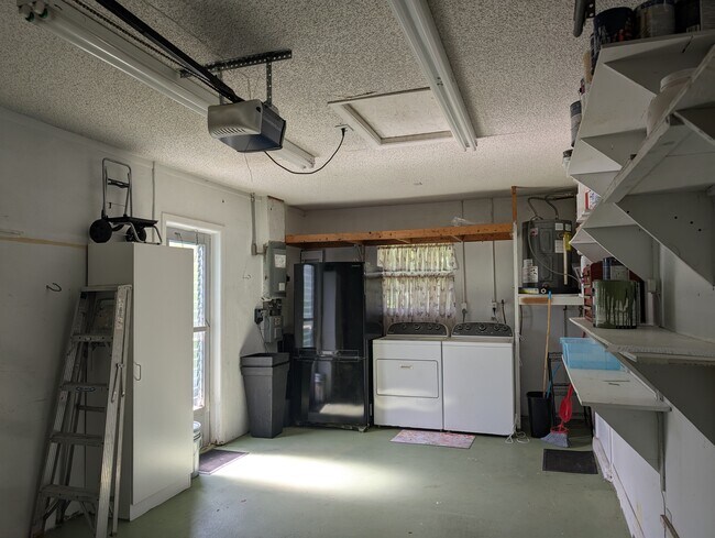 Building Photo - 4418 Parrot Ave