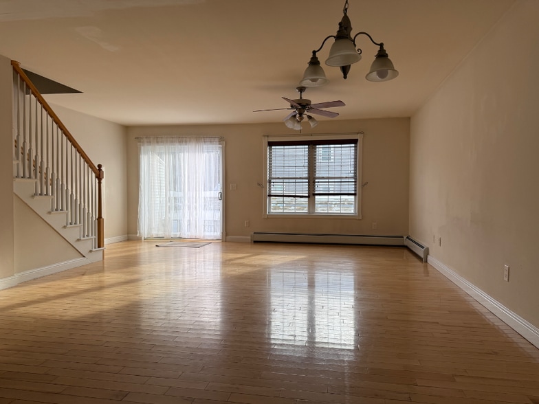 Building Photo - 11 Leclair St