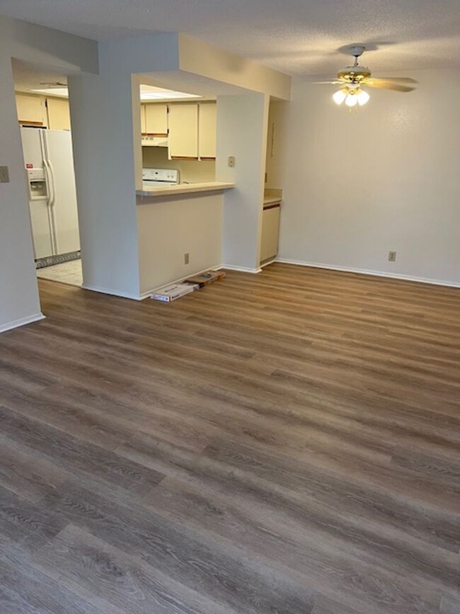 Building Photo - Oaks III Condominium Annual Rental  Unfurn...